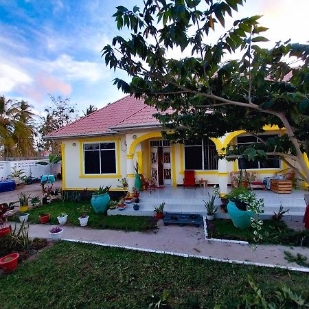 L&J Modern Backpackers Kigamboni Beach House Panzió Dár Al-Szalám Kültér fotó