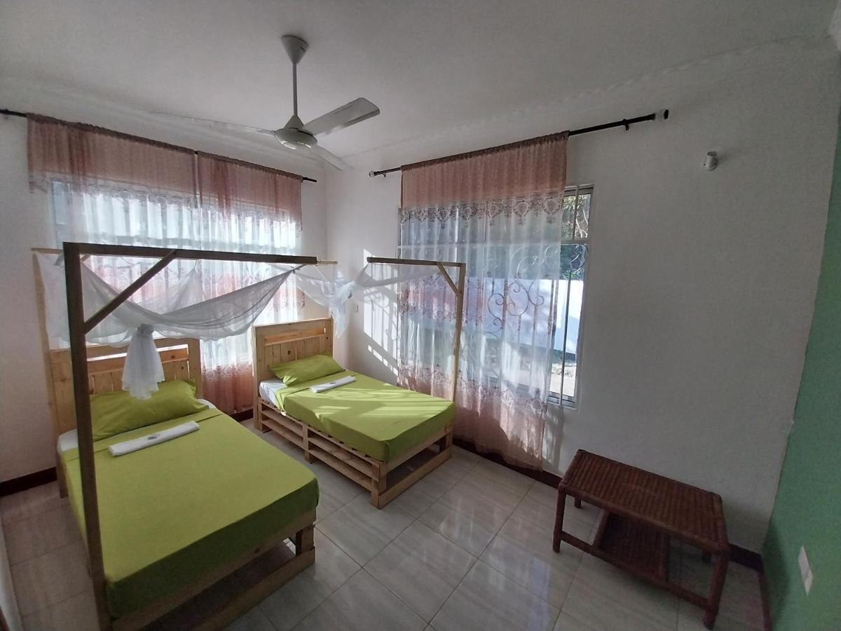 L&J Modern Backpackers Kigamboni Beach House Panzió Dár Al-Szalám Kültér fotó