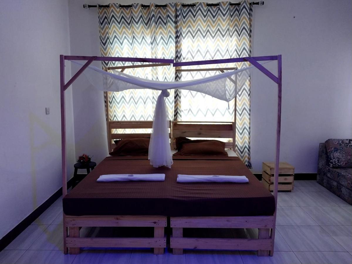 L&J Modern Backpackers Kigamboni Beach House Panzió Dár Al-Szalám Kültér fotó