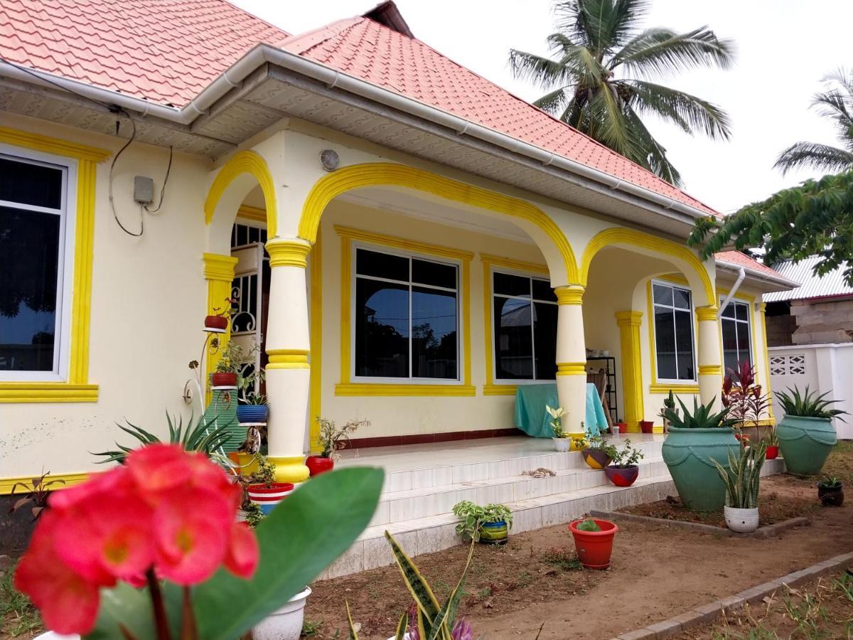 L&J Modern Backpackers Kigamboni Beach House Panzió Dár Al-Szalám Kültér fotó