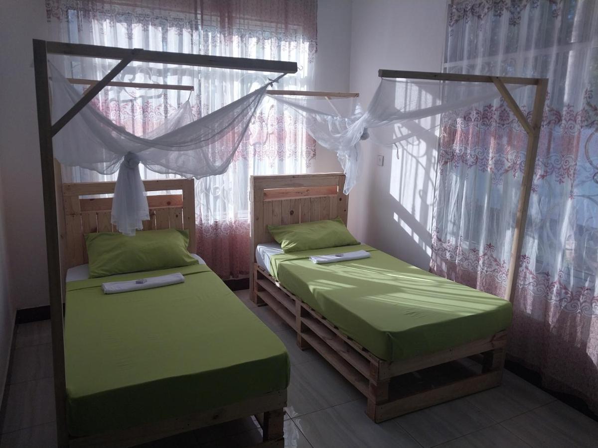 L&J Modern Backpackers Kigamboni Beach House Panzió Dár Al-Szalám Kültér fotó