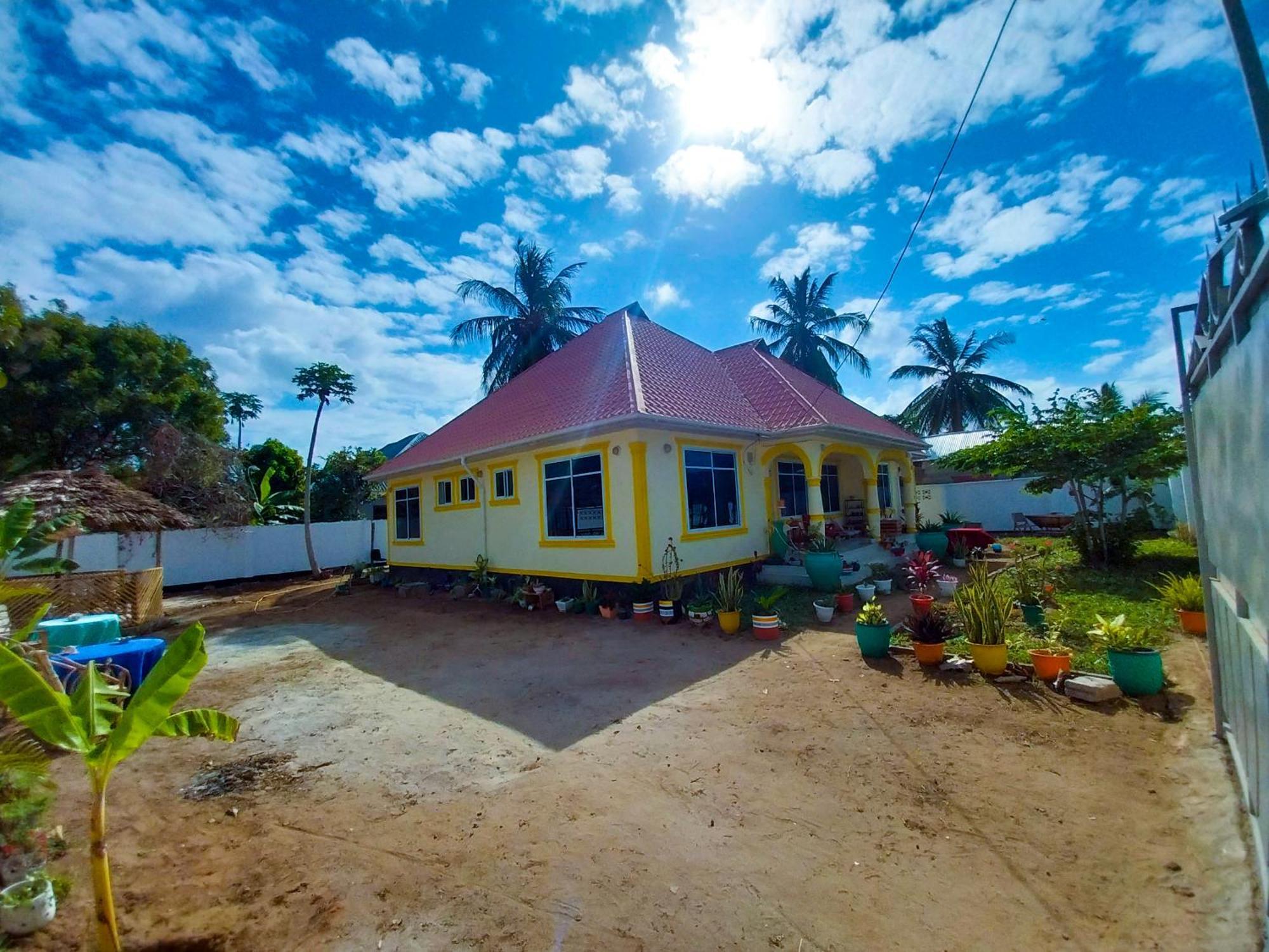 L&J Modern Backpackers Kigamboni Beach House Panzió Dár Al-Szalám Kültér fotó
