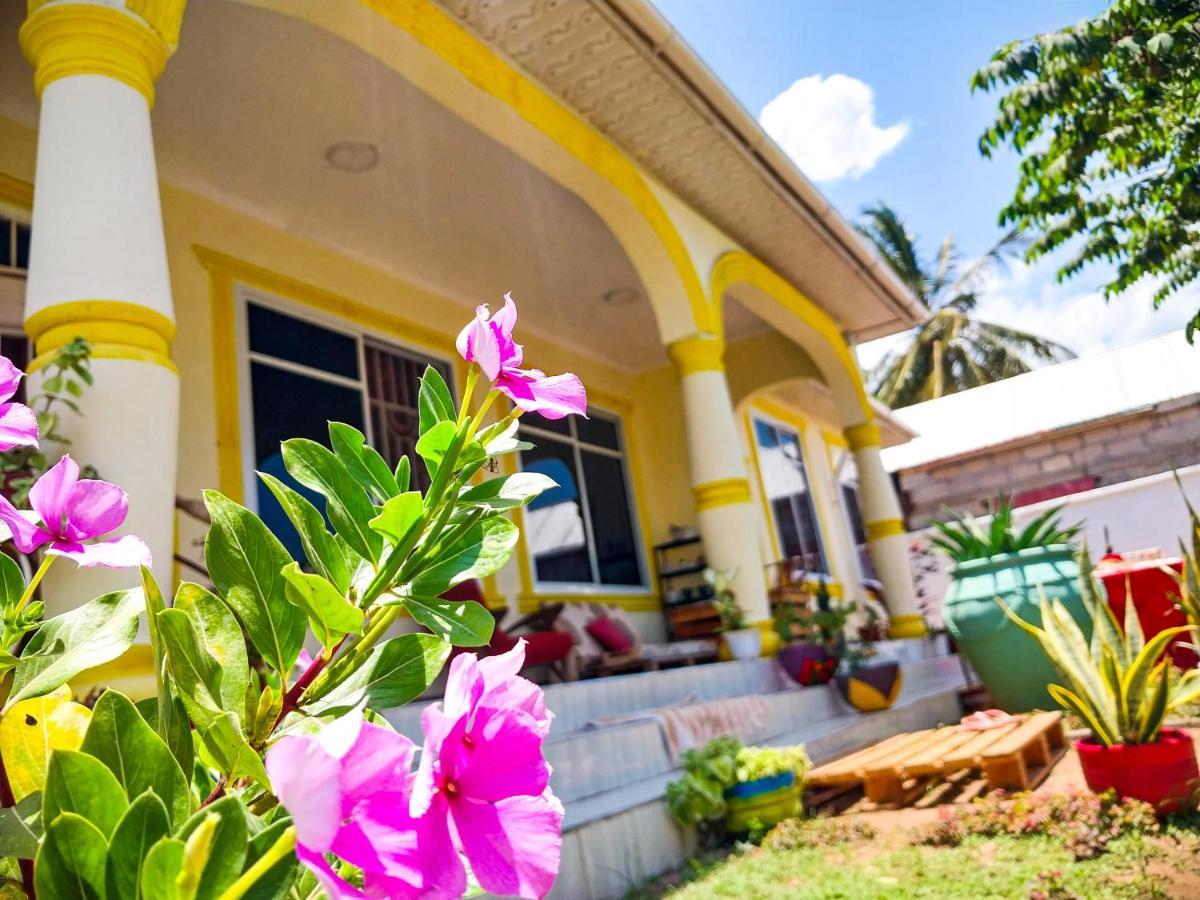 L&J Modern Backpackers Kigamboni Beach House Panzió Dár Al-Szalám Kültér fotó