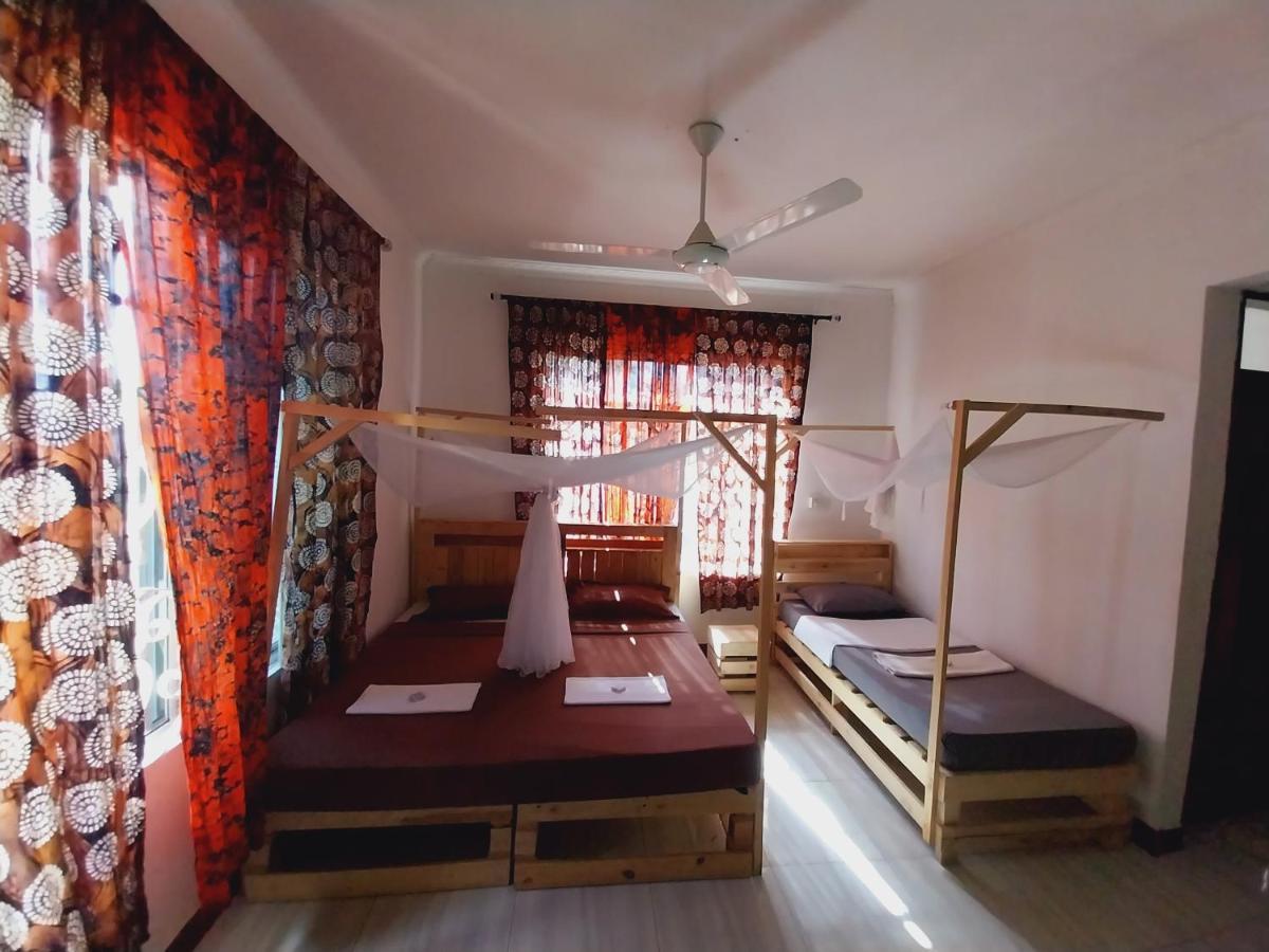 L&J Modern Backpackers Kigamboni Beach House Panzió Dár Al-Szalám Kültér fotó