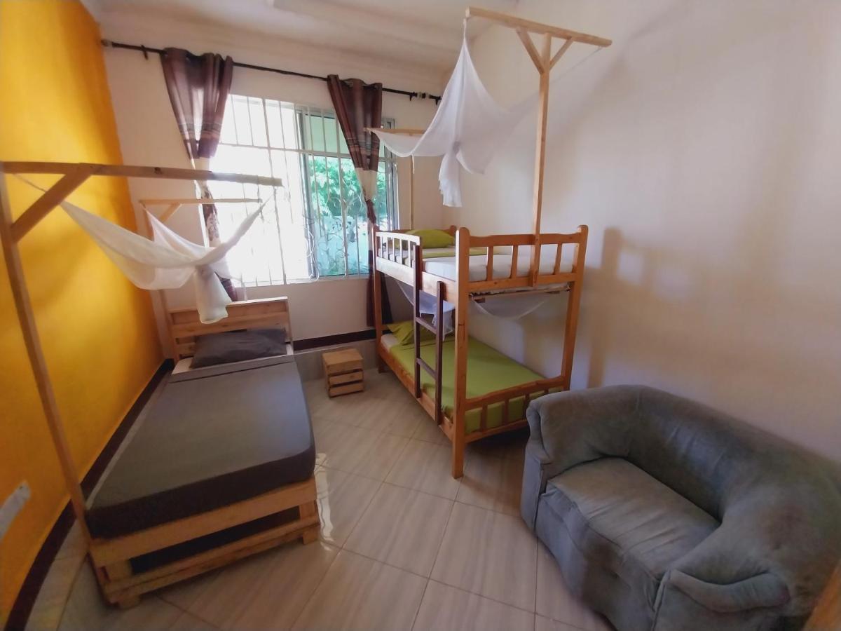 L&J Modern Backpackers Kigamboni Beach House Panzió Dár Al-Szalám Kültér fotó
