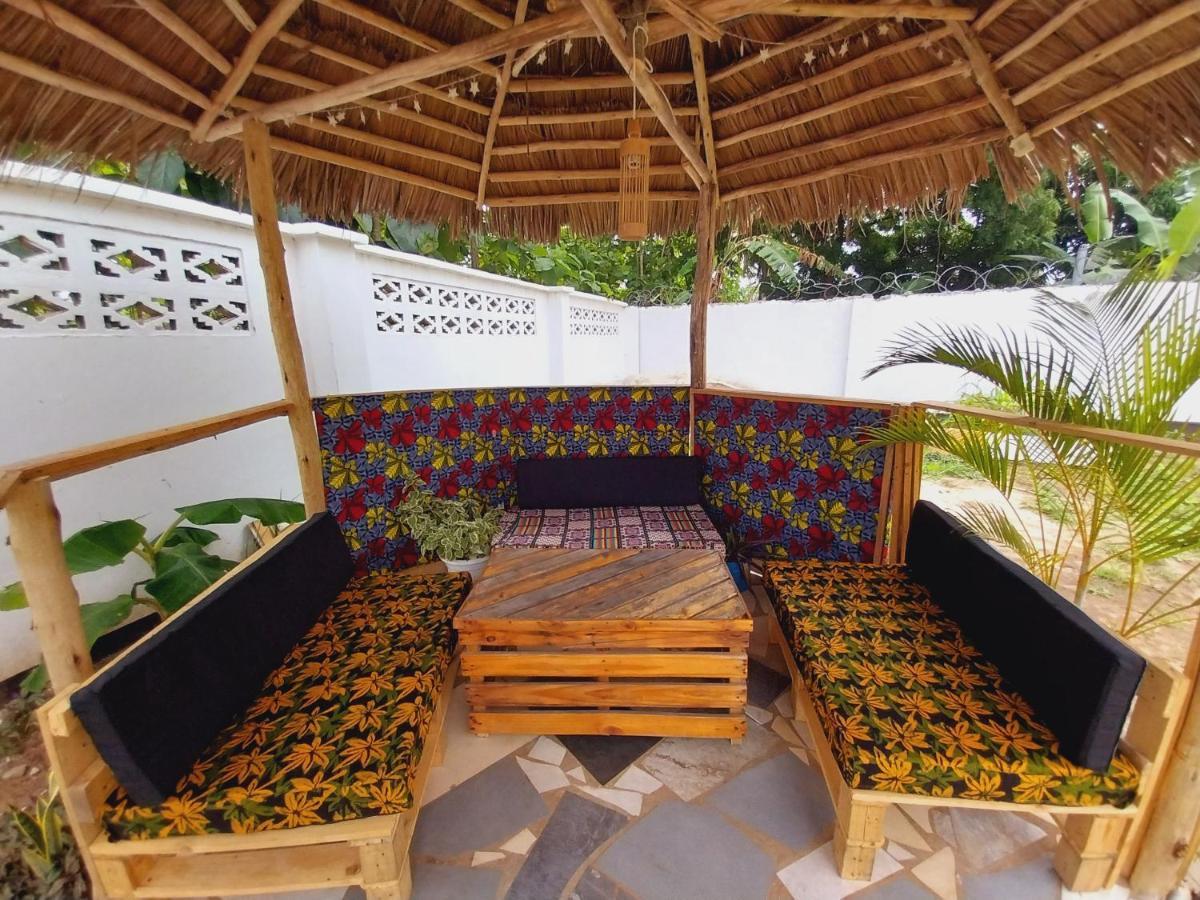 L&J Modern Backpackers Kigamboni Beach House Panzió Dár Al-Szalám Kültér fotó
